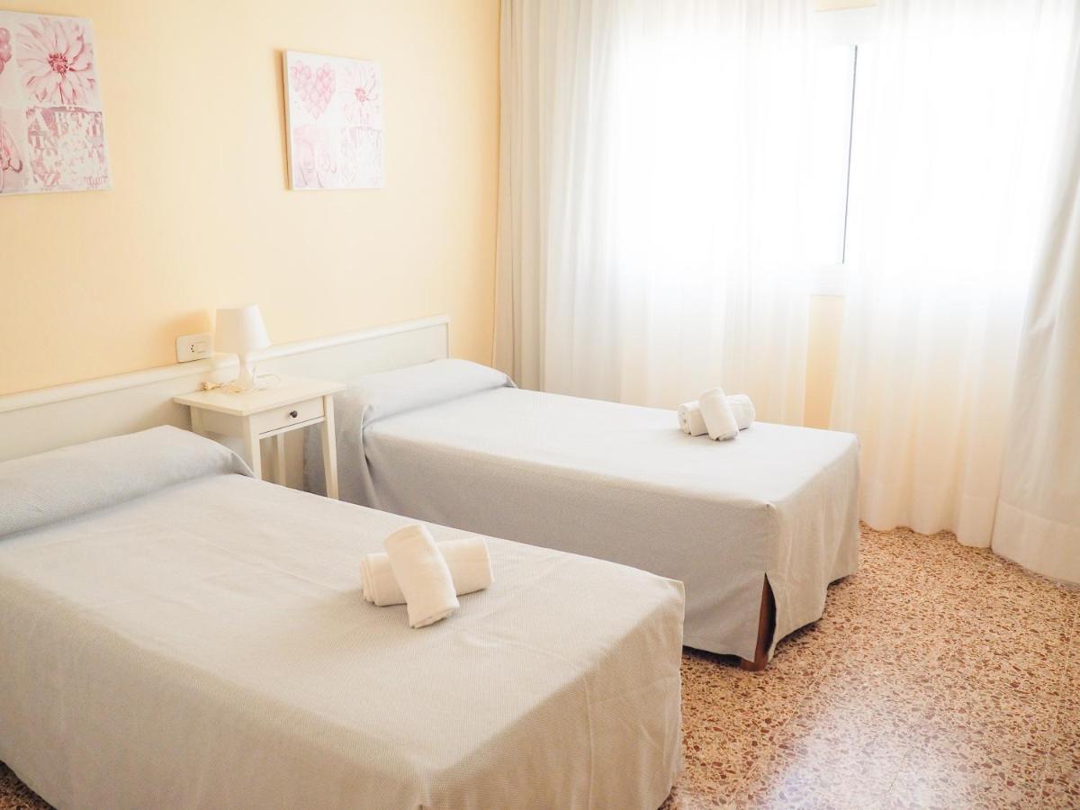 Apartamentos Cala Llonga Exteriör bild