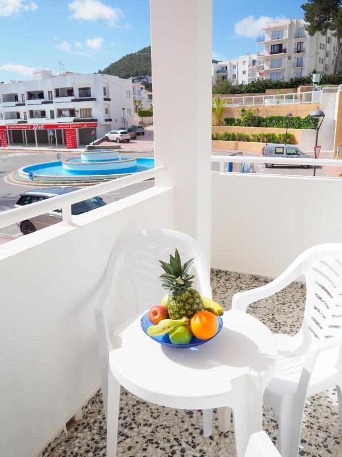 Apartamentos Cala Llonga Exteriör bild