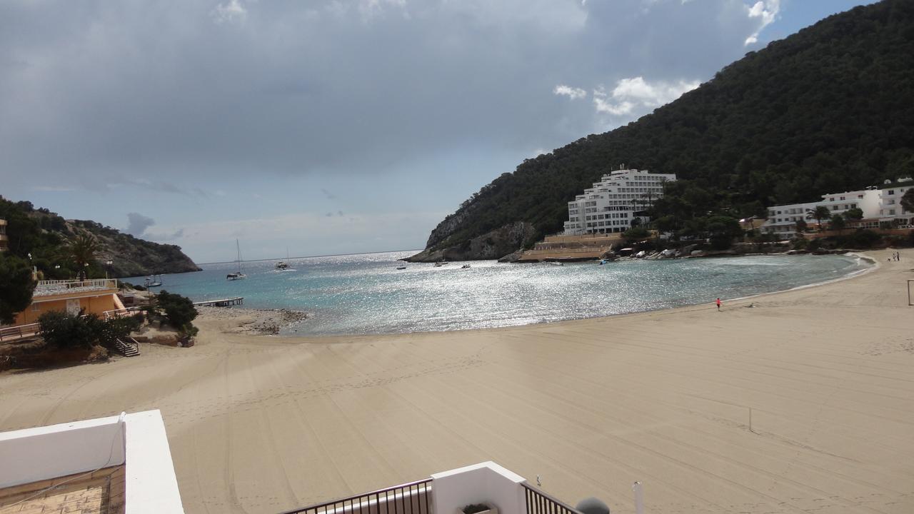 Apartamentos Cala Llonga Exteriör bild