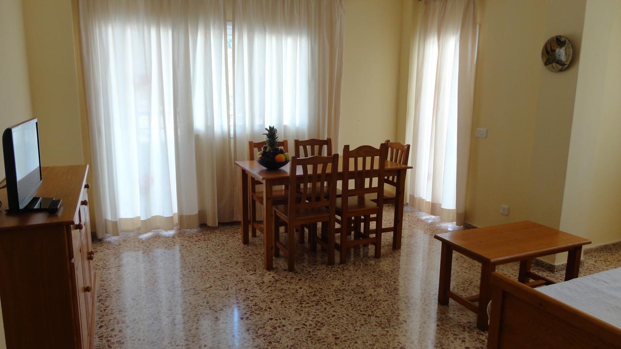 Apartamentos Cala Llonga Exteriör bild