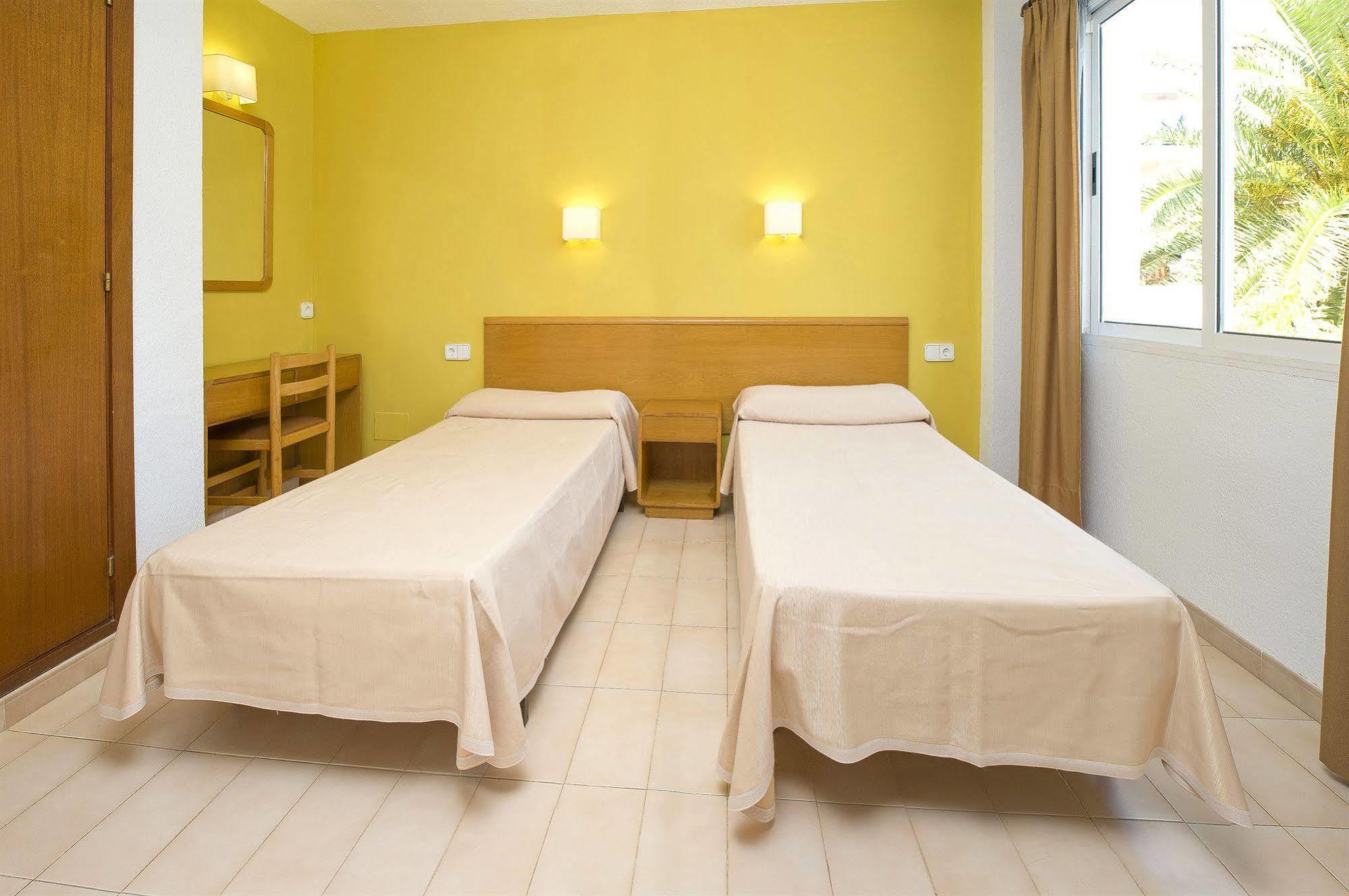 Apartamentos Cala Llonga Exteriör bild
