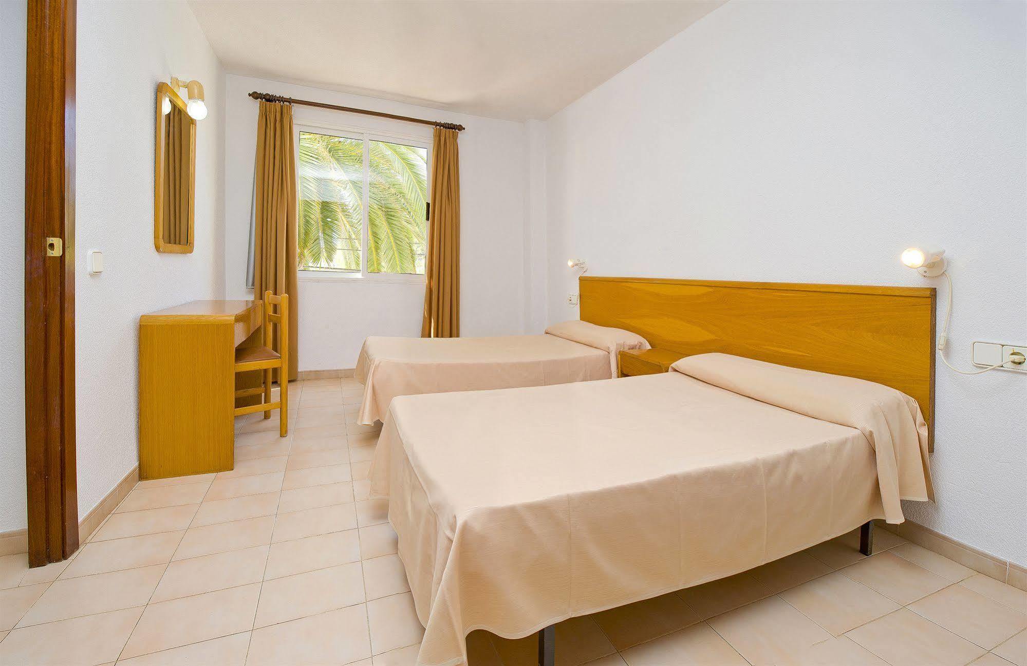 Apartamentos Cala Llonga Exteriör bild
