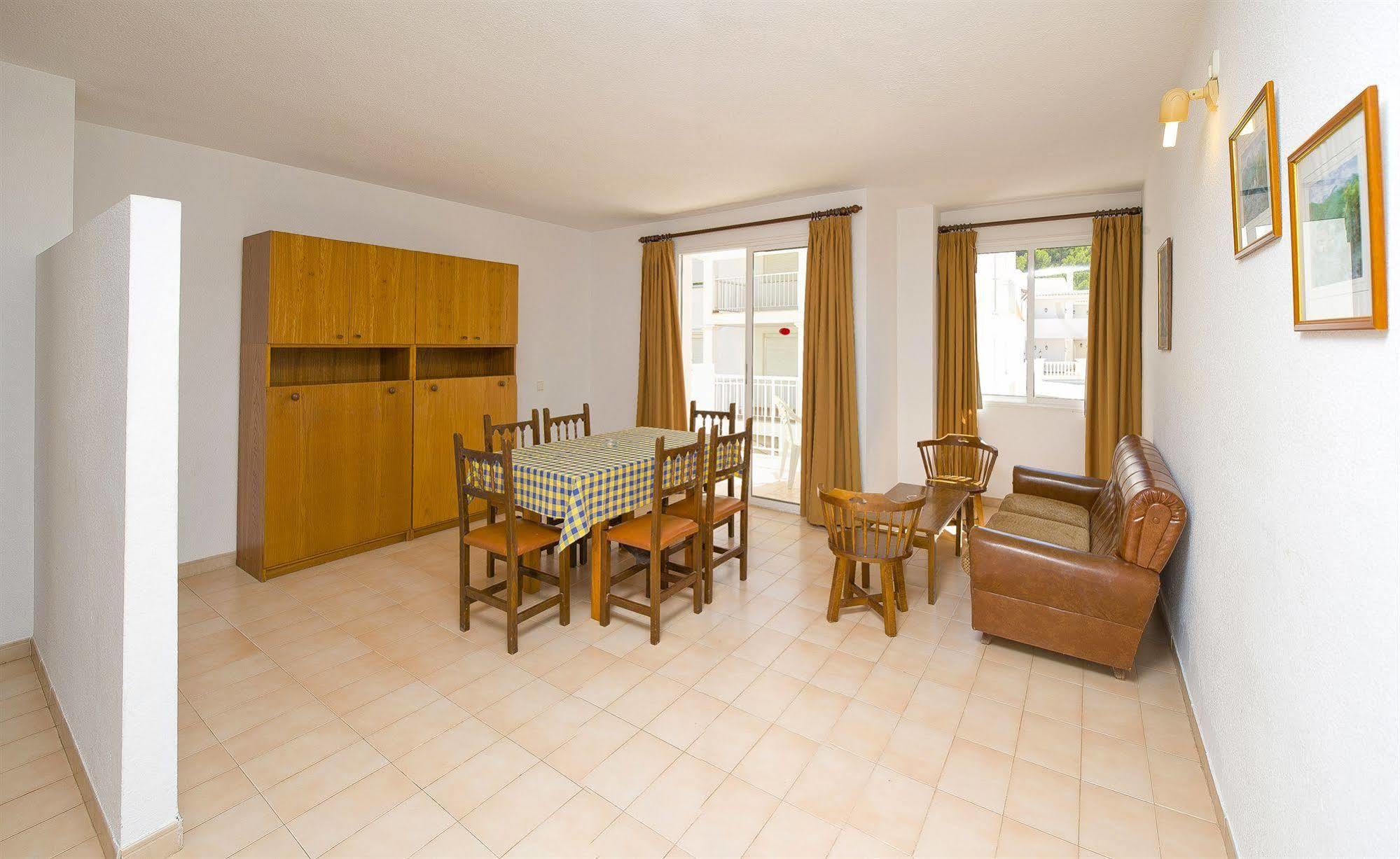 Apartamentos Cala Llonga Exteriör bild