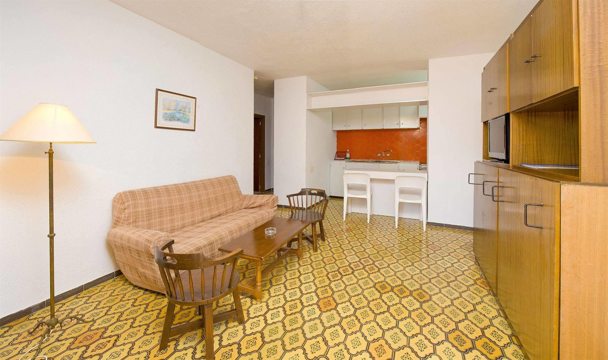 Apartamentos Cala Llonga Exteriör bild