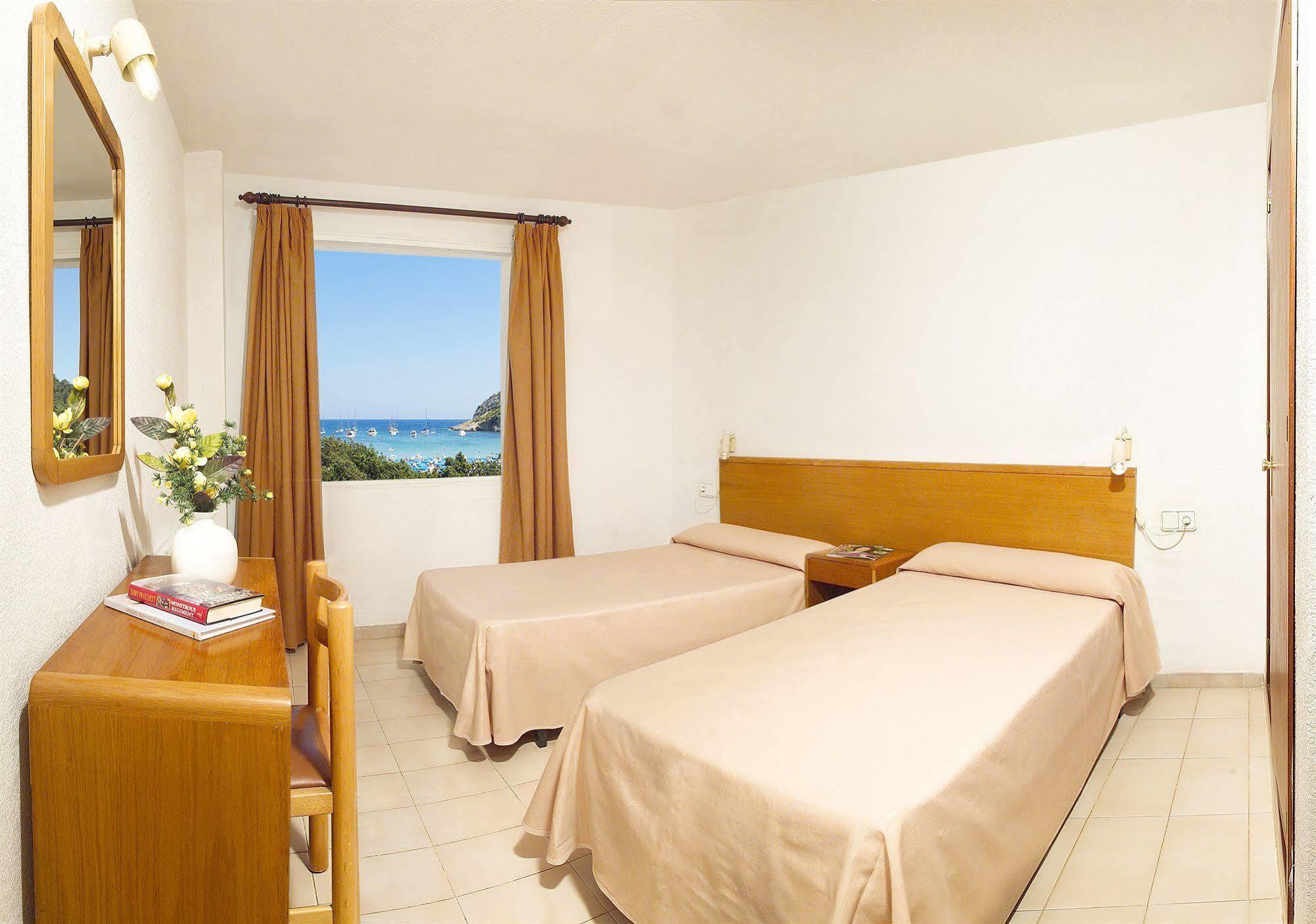 Apartamentos Cala Llonga Exteriör bild