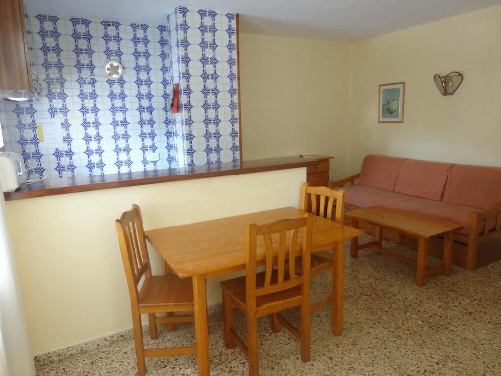 Apartamentos Cala Llonga Exteriör bild