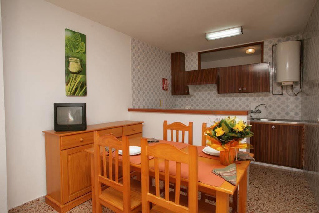 Apartamentos Cala Llonga Exteriör bild